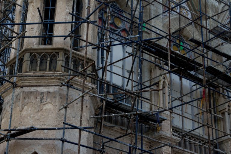 ¿Cómo podemos mejorar la eficiencia de un edificio antiguo durante su rehabilitación?